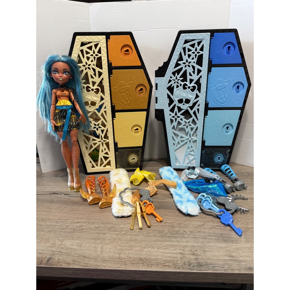 Monster High Skulltimate Secrets Cleo De Nile Doll and Coffin Locker Lot HNF76